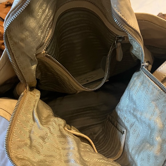 Prada cream 2way leather tote. With authenticity card and entrupy certif… - Picture 3 of 5